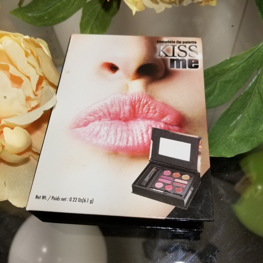 TCW KISS ME Complete lip palette